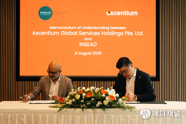(From left to right) Professor Sameer Hasija, Dean of Asia Campus and Dean of Executive Education, INSEAD & Lennard Yong, Founding Management & Group CEO of Ascentium