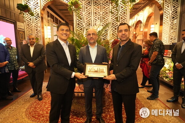 MHTC Chief Executive Officer, Suriaghandi Suppiah (left), presenting a commemorative token to Brigadier Dr. Naseer Al-Manthery, Director General of Medical Services for Security Services, Royal Oman Police (right), witnessed by His Excellency Sheikh Alabbas Bin Ibrahim Alharthi, Ambassador of the Sultanate of Oman to Malaysia (centre).