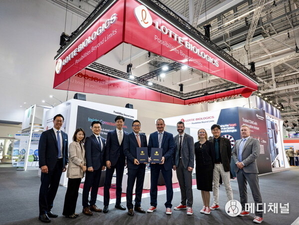 Leaders from SK pharmteco and LOTTE BIOLOGICS at the LOTTE BIOLOGICS booth at CPHI Frankfurt, Germany, following the signing of the strategic collaboration Letter of Intent on October 29, 2025. From left to right: Joon Chang, CBO, LOTTE BIOLOGICS; Jiwon Chun, CGO, LOTTE BIOLOGICS; Kern Chang, CTO, LOTTE BIOLOGICS; Yooyeol Shin, CSO, LOTTE BIOLOGICS; James Park, CEO, LOTTE BIOLOGICS; Joerg Ahlgrimm, CEO, SK pharmteco; Andy Fenny, CCO, SK pharmteco; Olivia Boyce, Global Head of Proposals, SK pharmteco; Shiuk Lee, CSO, SK pharmteco; Steve Barr, Head of Small Molecule, SK pharmteco.