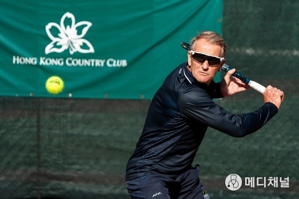 Besides the world-class tennis action, the ITF World Masters Tennis Community Event was also held at the Hong Kong Country Club, featuring two tennis clinics led by Australian Glenn Busby, former ITF world champion and current Men’s 65+ singles No. 1. The clinics were aimed at inspiring young local players and disabled athletes across Hong Kong as part of the Hong Kong Country Club’s community outreach programme, designed to make tennis more accessible and to nurture the next generation of athletes in Hong Kong.    Busby said, “I’m delighted to be in Hong Kong and have already experienced the spectacular evening harbour view and sampled some of the amazing cuisine. I particularly enjoyed meeting local wheelchair athletes at Sunday’s clinic; the energy and enthusiasm were inspiring. I’m looking forward to competing at the Hong Kong Country Club.”