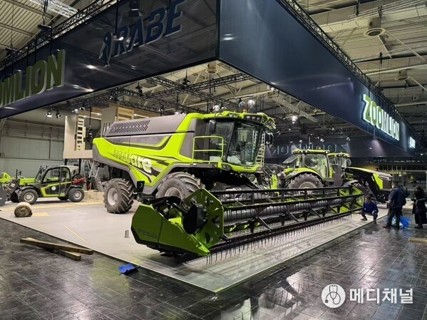 Zoomlion sets up its exhibition area in Hall 5 ahead of AGRITECHNICA 2025 at the Hanover Exhibition Center on Oct. 29