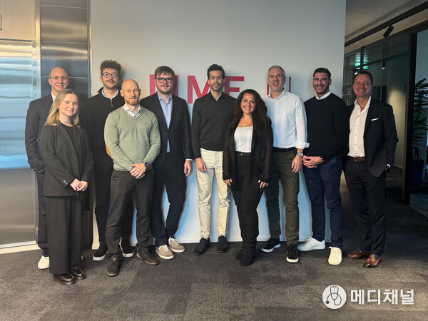 Signing and closing in Baar following the investment by Healthcare Holding Schweiz AG in QUNIQUE GmbH. Pictured (from the left): Florian Angstmann, Stefanie Ast, Moritz Kornherr, Philipp Pielmeier, Gregory Budakov-Shetelya, Fabio Fagagnini, Angelina Hakim, Fabian Kröher, Gilles Pitschen, Stefan Sachsenhauser