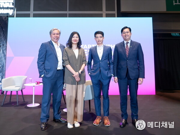 Dennis Wong, Executive Director, Head of Technology of Hang Seng Indexes Company (first left) discusses how AI solve industry pain points and shares successful commercial use case during a panel at the Hong Kong FinTech Week 2025, moderated by Eric Chan, Chief Public Mission Officer of Cyberport (first right).