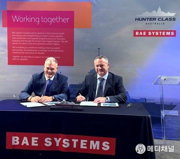 Vice President and General Manager of Ultra Maritime Australia Jonathan Sadleir AM signs the contract with BAE Systems Australia for the company