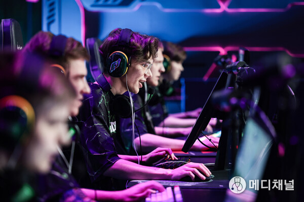 Phygital athletes competing on the digital side of phygital 1