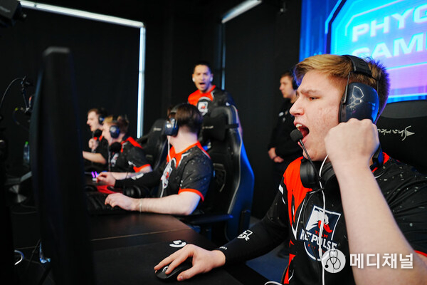 Phygital athletes competing on the digital side of phygital 2