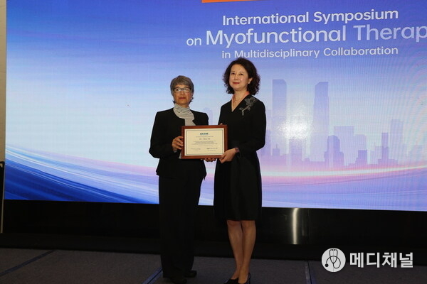 Ms. Paula Fabbie and Prof. Zhen Shi ((from left to right)