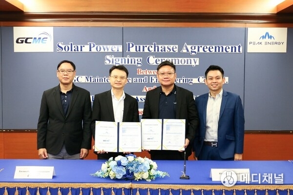 K. Krit Kumpabooth, K. Sarawuth Nuntavadeepisarn, Mr. Khomson Khenyotha and Mr. Sumet Thepkhom at the ceremony held on 14th of October