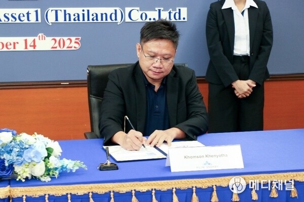 Khomson Khenyotha, Managing Director of Peak Energy Thailand, and Sumet Thepkhom, Director of Development from Peak Energy Thailand, signing the PPA agreement