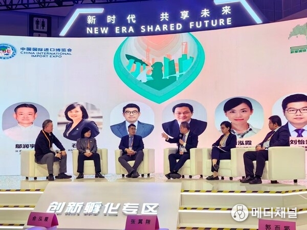Frank Zhang, President of MVGX (third from right), attends the China–Singapore Green Urban Collaboration Conference