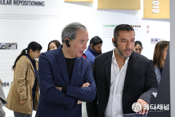 Guests Exploring the Smartee Digital Orthodontic Technology Exhibition Hall