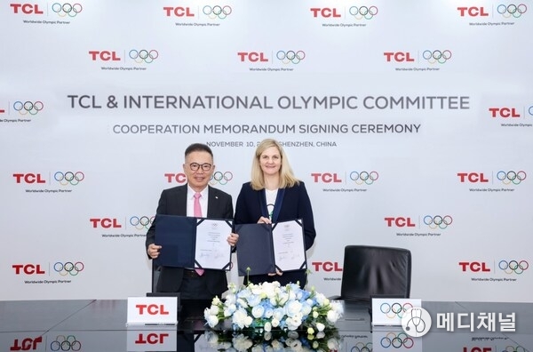 TCL jointly signed an MoU with the IOC. The MoU was formalized by Li Dongsheng, Founder and Chairman of TCL (left), and IOC President Kirsty Coventry (right), during President Coventry