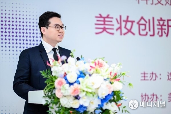 David (Jinfeng) Huang, Founder, Chairman and CEO of Yatsen Group, delivers a keynote speech at the launch ceremony