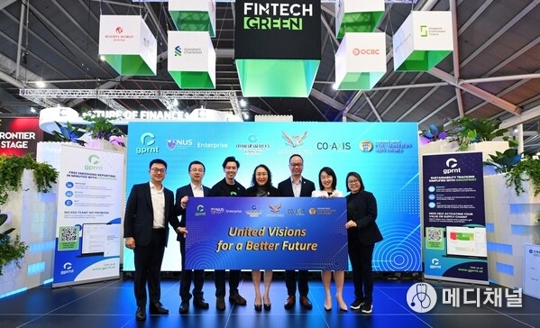 Partners at the event: Sun Nianbei, General Manager, CCB Singapore (middle), Andrew Sim, Senior Associate Director, NUS Development Office (3rd from right); Lionel Wong, CEO of Gprnt (3rd from left); Li Chao, Deputy General Manager, CCB Singapore (2nd from left); Fifi Pang, Associate Director, Strategy & Partnership of NUS Enterprise (2nd from right); Lawrence Ng, Head of Impact Opportunity Origination and Syndication, Co-Axis (leftmost); Joyce Teo, Senior Philanthropy Advisor, TTFA (rightmost).