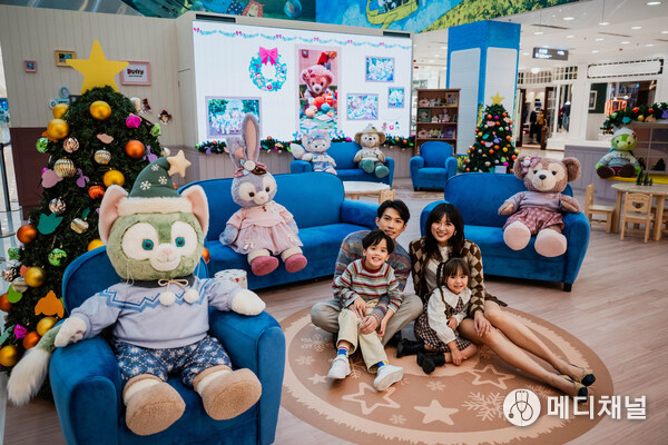 “더피와 친구들의 크리스마스 하우스” 테마 존은 겨울 의상을 입은 봉제 캐릭터들과 함께 따뜻한 휴일 분위기를 제공합니다.