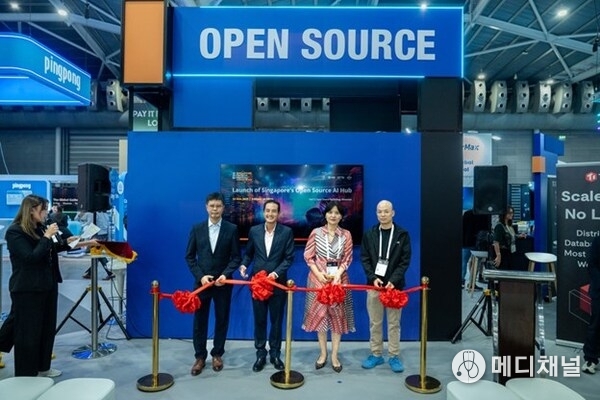 Dr. Kelvin Tan, Head of Programme (Minor in Applied Ageing Studies), Singapore University of Social Sciences (SUSS); Mr. Tan Kiat How, Senior Minister of State, Ministry of Digital Development and Information; Cynthia Ding, Advisor to the Board, Global Finance & Technology Network (GFTN); and Max Liu, Co-founder and CEO, TiDB, at the Singapore FinTech Festival