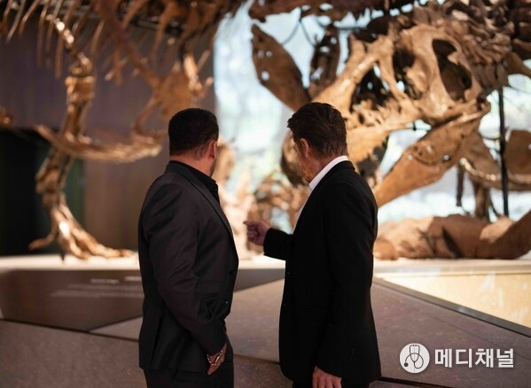 Bollywood Superstars Shah Rukh Khan and Salman Khan Attend Natural History Museum Abu Dhabi