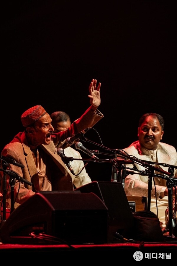 Patrons Award winners, Pakistan’s Saami Brothers with Ustad Naseeruddin Saami perform at the opening of the Aga Khan Music Awards in London.Photo by Joao Peixoto