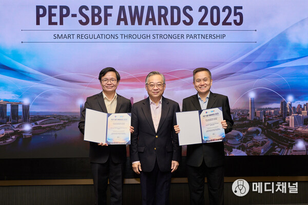 From Left: Mr Ng Cher Pong, Chief Executive Officer, IMDA | Mr Gan Kim Yong, Deputy Prime Minister and Minister for Trade and Industry | Mr Tan Chin Hwee, Chairman, SGTraDex Services