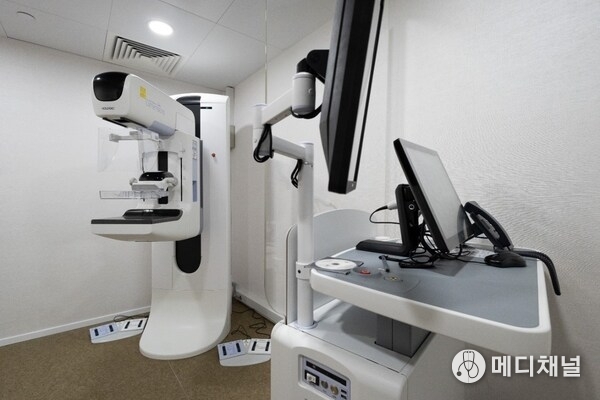 The advanced 3D mammogram captures breast structure and potential cancerous cells in just 4 seconds for each side of breast, enabling precise, early detection.