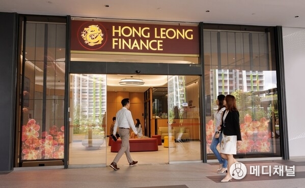 HLF’s Punggol Coast Mall branch features an innovative LED art wall and a design focused on comfort and accessibility.