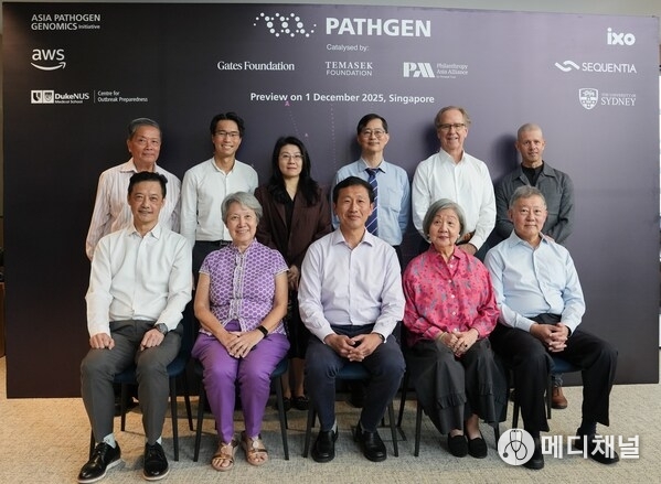 Asia Pathogen Genomics Initiative and partners at the PathGen preview. From left to right. Seated: Mr Ng Boon Heong, Executive Director & Chief Executive Officer, Temasek Foundation; Ms Ho Ching, Chairman, Temasek Trust; Mr Ong Ye Kung, Minister for Health and Coordinating Minister for Social Policies; Ms Jennie Chua, Chairman, Temasek Foundation; Mr Goh Yew Lin, Chair, Governing Board, Duke-NUS Medical School.