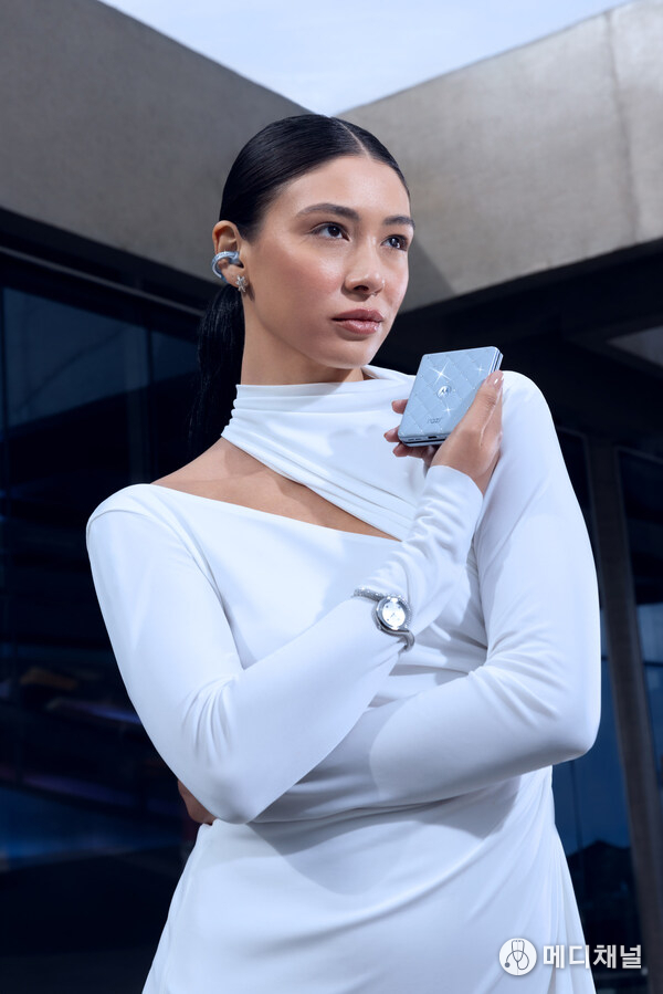 The Brilliant Collection, featuring the motorola razr 60 and moto buds loop with Sound by Bose