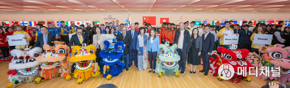 His Excellency, Sheikh Talal Mohammad Al Sabah, President of the International Bowling Federation and Asian Bowling Federation (front row, fifth from left); Miss. LAW Shuk-pui, Rosanna, JP, Secretary for Culture, Sports and Tourism (front row, fourth from right); The Hon. Timothy T. T. FOK, GBM, GBS, JP, President of the Sports Federation & Olympic Committee of Hong Kong, China (front row, fourth from left) officiated at the eye dotting ceremony of the HKGX 2025 IBF World Championships with distinguished guests. They included Ms. Manda CHAN Wing-man, JP, Director of Leisure and Cultural Services (front row, third from left); Mr. Wilfred NG Sau-kei, GBS, MH, JP, Chairman of the Major Sports Events Committee (front row, third from right); Dr. Haywood Cheung, Chairman of the Hong Kong Gold Exchange (front row, second from left); Dr Connie Lau, Executive Manager, Charities (Culture), The Hong Kong Jockey Club (front row, second from right); Mr. Vincent LAM, JP, Chairman and Founder of Asiaray Media Group (front row, first from left); Mr. Henry Yeung, Director of Top Bowl (front row, first from right) and Ms. Vivien Lau, SBS, JP, Chairman of the Hong Kong, China Tenpin Bowling Congress (front row, sixth from left).
