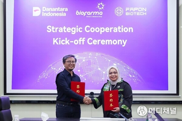 Mrs. Dyah, CEO of Fapon Indonesia Market (right), and Mr. Dicky, Head of Business Development at Bio Farma (left), during the signing ceremony.