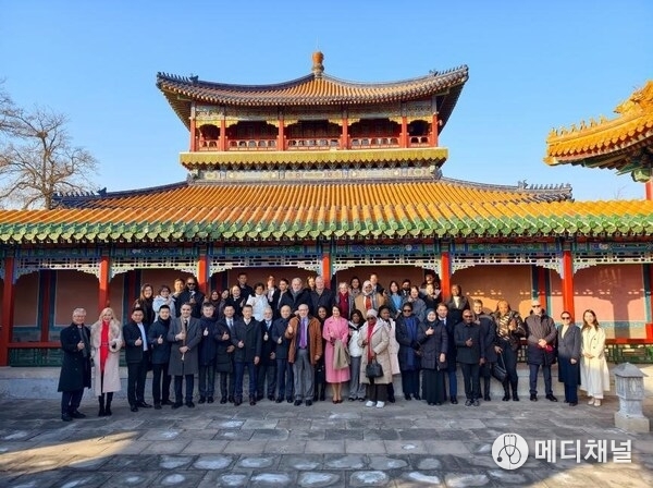 Group photo of attending leaders, diplomatic envoys, and other distinguished guests