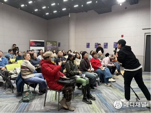 SmallRig experts demonstrate the use of the Family Filmmaking Kit during the workshop