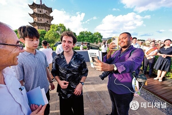 Photo shows a foreign tourist photographing a tourism brochure at the tourist service center in Quanzhou.