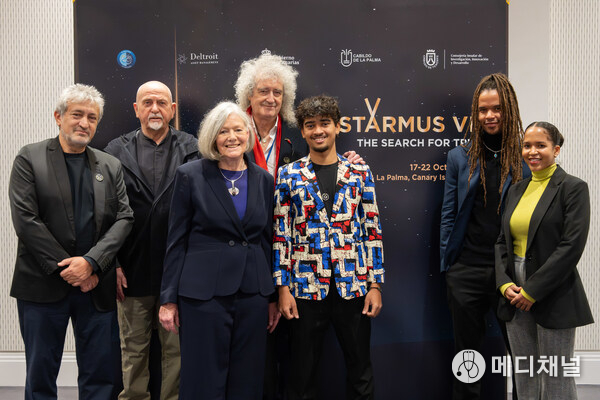 Garik Israelian, Peter Gabriel, Mary Lewis, Sir Brian May, Nick Van-Lawick, Merlin Van-Lawick, Angel Van-Lawick - Jane Goodall’s grandchildren.