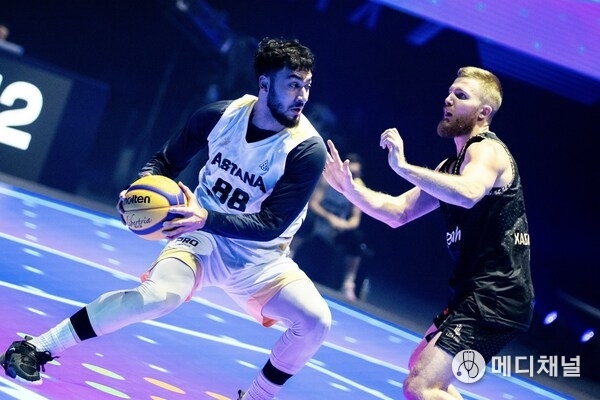 Phygital athletes competing in the phygital side of Phygital Basketball