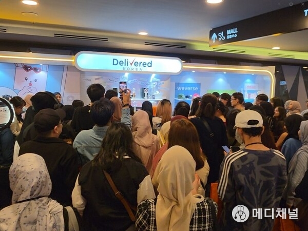 Visitors gather at the Delivered Korea’s Booth during the 2025 Malaysia Hallyu Expo. (Photo courtesy of Delivered Korea)