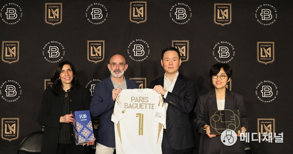 미국 캘리포니아주 로스앤젤레스FC(LAFC) 홈구장 BMO 스타디움에서 파리바게뜨가 LAFC와 공식 파트너십을 체결하고 기념 사진을 촬영하고 있다. 사진은 오른쪽부터 파리바게뜨 마케팅본부장 김연정 상무, 파리바게뜨 허진수 부회장, LAFC 래리 프리드먼 공동회장, 파리바게뜨 미주사업부 캐시 샤브네(Cathy Chavenet) CMO