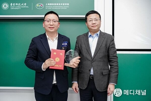 Professor He Jiaxun, Professor and Doctoral Supervisor at East China Normal University, and Executive Dean of the Shanghai International School of Chief Technology Officers, presents the appointment certificate to the founder.