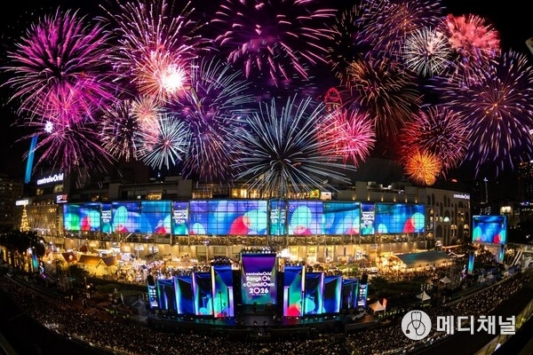 Thailand Rings in the New Year at Bangkok’s ‘Times Square of Asia’, Central World