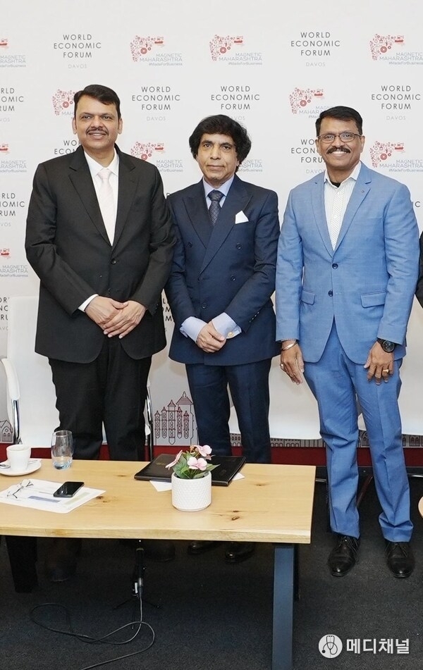 From left to right: Shri Devendra Fadnavis, Hon