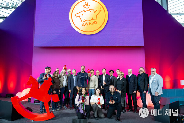 The shining stars of 2026‘s ToyAward with the Executive Board at Spielwarenmesse eG and the award jury.