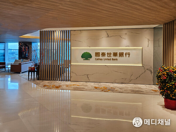 Cathay United Bank hit the spotlight once again for its cross-border financial services, with its Singapore Branch providing a long-tenor guarantee facility of up to six years to a subsidiary of Marco Polo Marine Ltd. This TWD 4.67 billion collaboration supports the construction of a highly specialized oceanographic research vessel, and showcases the Bank’s strengths and expertise in cross-border finance planning.