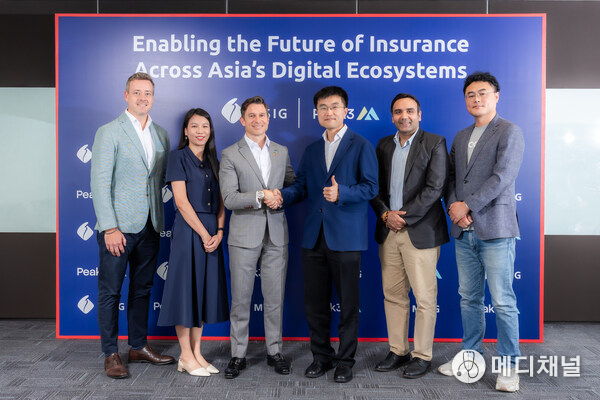 Above (L–R): Adrian Hill, Chief Digital & Consumer Officer; Maya Hoang, Digital Consumer Vice President; and Clemens Philippi, Chief Executive Officer, MSIG Asia, together with Bill Song, Group Chief Executive Officer; Arun Sangwan, Chief Commercial Officer, APAC; and Linguo You, Head of Presales, Peak3.