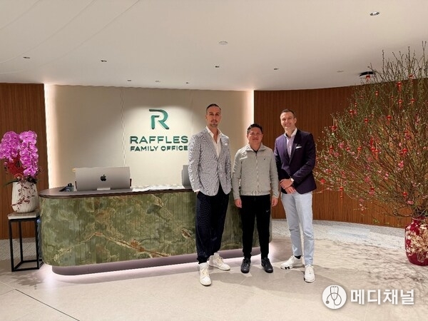 Chi Man Kwan, Group CEO of Raffles Family Office (centre), Dominic Gamble, CEO and Co-Founder of GoUpscale (left), and Yves Roesti, Managing Partner and CEO of Synpulse Group, at RFO’s Hong Kong office.